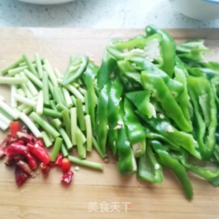 青椒炒肉的做法步骤：3