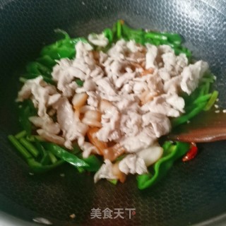 青椒炒肉的做法步骤：7