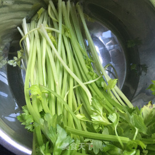 剁椒香芹炒腊肉的做法步骤：1