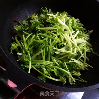 剁椒香芹炒腊肉的做法步骤：6