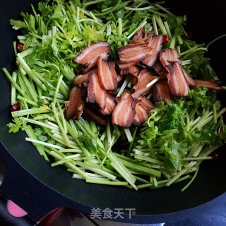 剁椒香芹炒腊肉的做法步骤：7