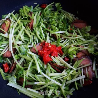 剁椒香芹炒腊肉的做法步骤：8