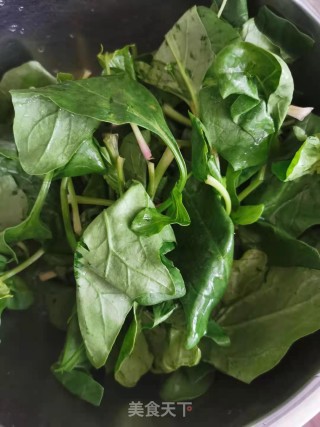 菠菜枸杞汤的做法步骤：1