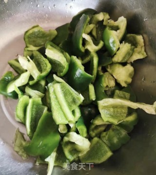 杂丸腊肠炒青椒的做法步骤：1