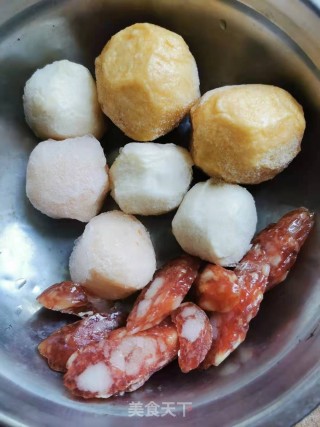 杂丸腊肠炒青椒的做法步骤：2