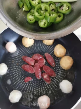 杂丸腊肠炒青椒的做法步骤：5