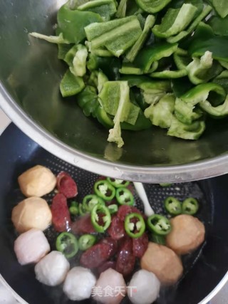 杂丸腊肠炒青椒的做法步骤：6