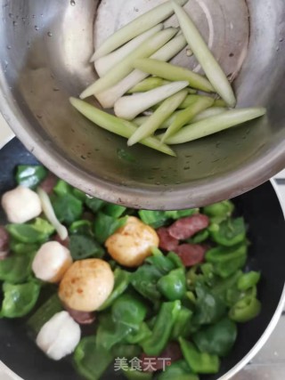 杂丸腊肠炒青椒的做法步骤：7