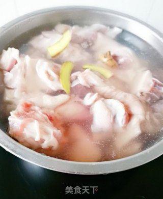 油豆腐烧猪蹄的做法步骤：2