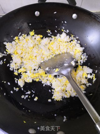 蛋炒饭的做法步骤：4