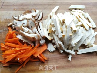 红花草香菇炒豆干的做法步骤：2