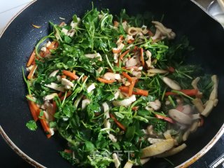 红花草香菇炒豆干的做法步骤：4