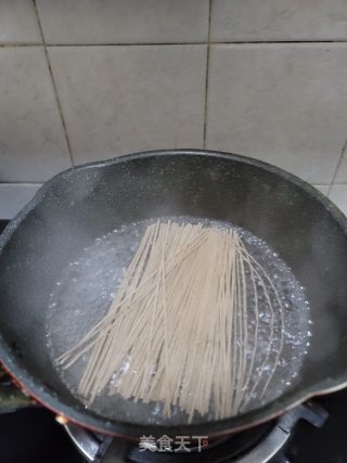 卤肉荞麦汤面的做法步骤：2