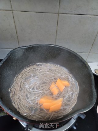 卤肉荞麦汤面的做法步骤：3
