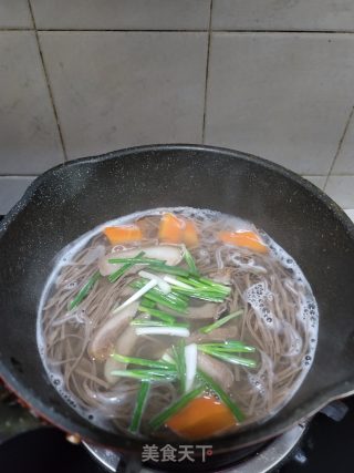 卤肉荞麦汤面的做法步骤：4