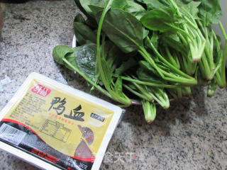 鸭血炒菠菜的做法步骤：1