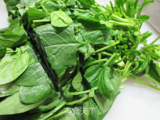 鸭血炒菠菜的做法步骤：2