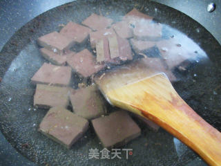 鸭血炒菠菜的做法步骤：4