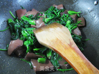 鸭血炒菠菜的做法步骤：10