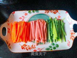 清爽凉拌粉丝（原来粉丝还能这么好吃，想象不到的简单）的做法步骤：2