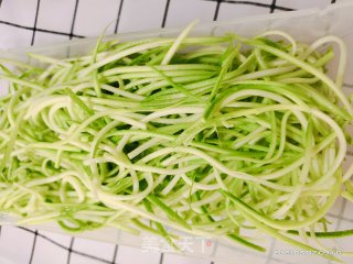 生拌西葫芦丝的做法步骤：3
