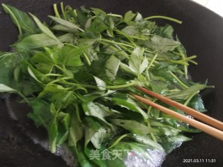 清炒番薯叶的做法步骤：2