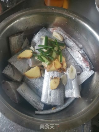 蒜苗烧带鱼的做法步骤：2