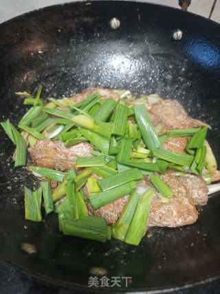 蒜苗烧带鱼的做法步骤：11