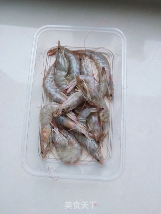 糖醋大虾的做法步骤：1