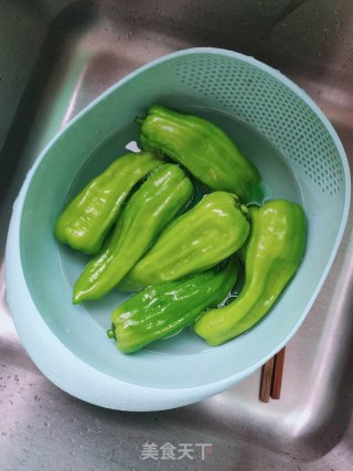 虎皮辣椒的做法步骤：1