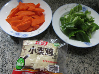 胡萝卜青椒炒小素鸡的做法步骤：1