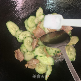 青瓜炒五花肉的做法步骤：6