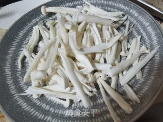 西红柿豆腐蘑菇汤的做法步骤：2