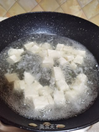西红柿豆腐蘑菇汤的做法步骤：5