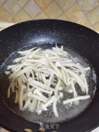 西红柿豆腐蘑菇汤的做法步骤：8