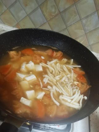 西红柿豆腐蘑菇汤的做法步骤：17