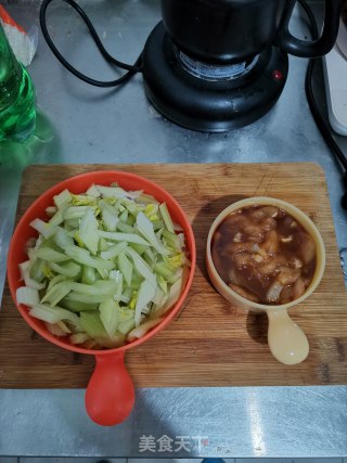 芹菜炒鸡丝的做法步骤：1