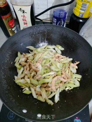 芹菜炒鸡丝的做法步骤：4
