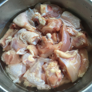 鸡腿土豆焖锅的做法步骤：1