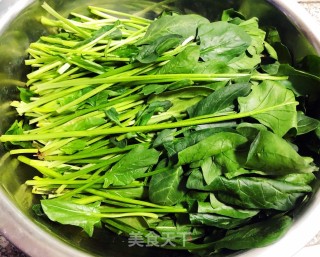 蒜蓉菠菜拌花生米#酸甜开胃菜#的做法步骤：1