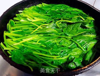 蒜蓉菠菜拌花生米#酸甜开胃菜#的做法步骤：2