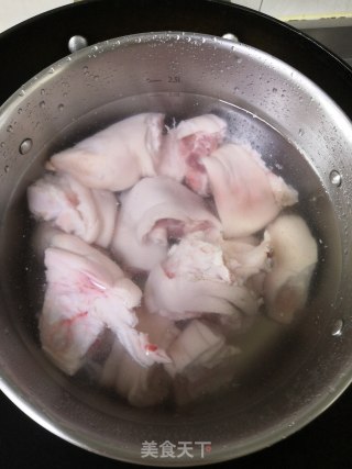 卤猪蹄的做法步骤：1