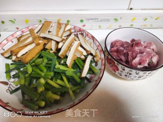 韭菜心炒豆干的做法步骤：1