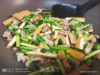 韭菜心炒豆干的做法步骤：3