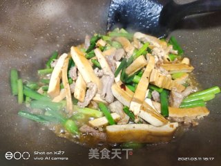 韭菜心炒豆干的做法步骤：5
