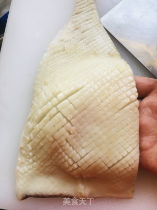 青豆炒鱿鱼的做法步骤：1