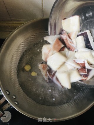 青豆炒鱿鱼的做法步骤：2