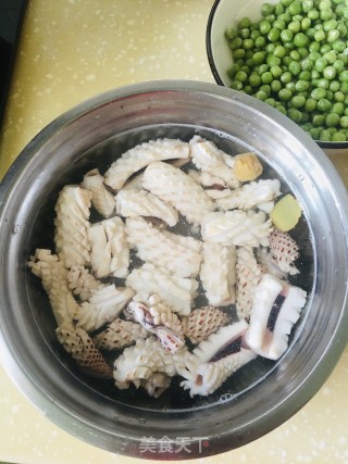 青豆炒鱿鱼的做法步骤：3