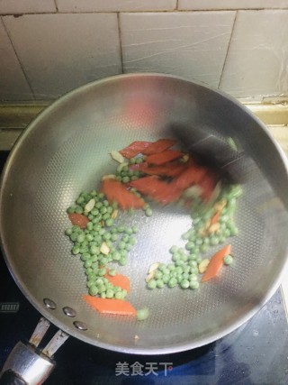 青豆炒鱿鱼的做法步骤：6