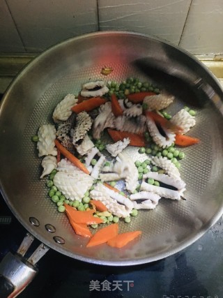 青豆炒鱿鱼的做法步骤：7